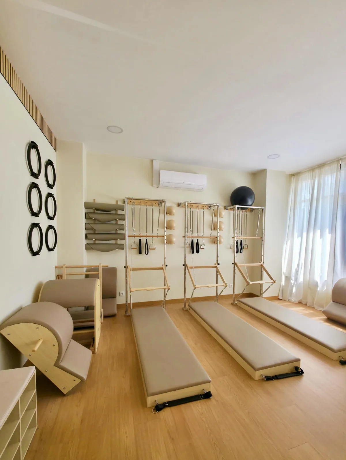 Equipamentos de pilates junto às janelas do estúdio